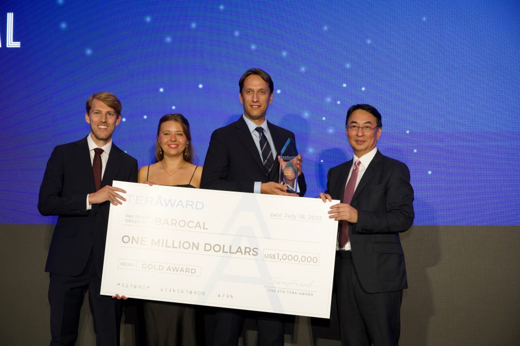 Dr Peter Lee, Founder of the TERA-Award, presents the Gold Award and the US$1 million prize to Barocal (UK), recognised for their solid-state cooling system using barocaloric materials that offer a sustainable alternative to traditional refrigerants.