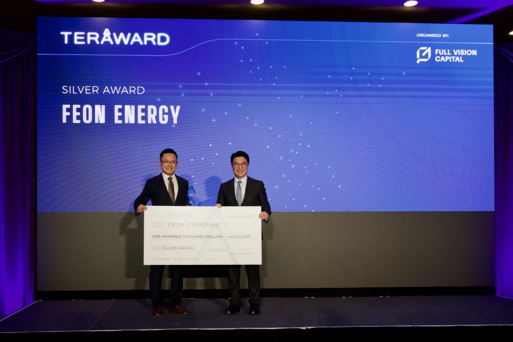 Dr Martin Lee, Honorary Chairman of Full Vision Capital, presents the Silver Award to Feon Energy, Inc. (US), a Stanford spinout developing next-generation battery electrolytes through molecular engineering for safer, high-energy-density batteries.
